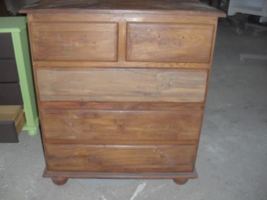 commode teintée et vernie